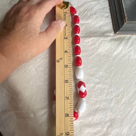 Vintage red & white chunky 80’s beaded necklace. - Picture 6 of 7